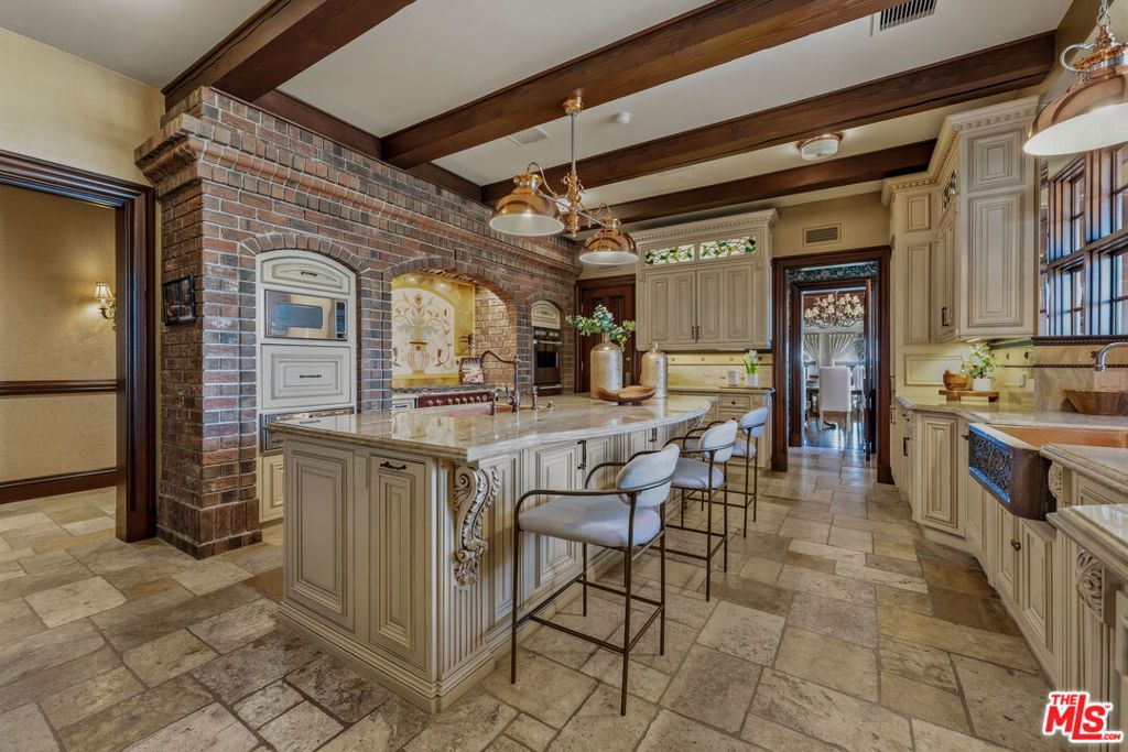 Image 4 of property listing at 19000 Dorlon Drive, Tarzana, CA 91356