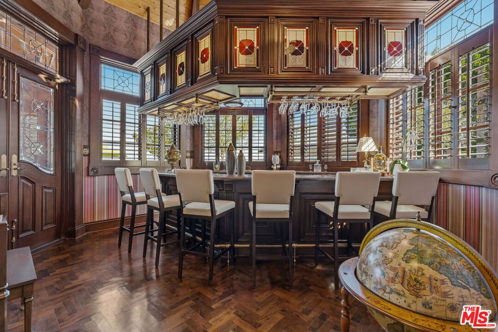 Image 5 of property listing at 19000 Dorlon Drive, Tarzana, CA 91356