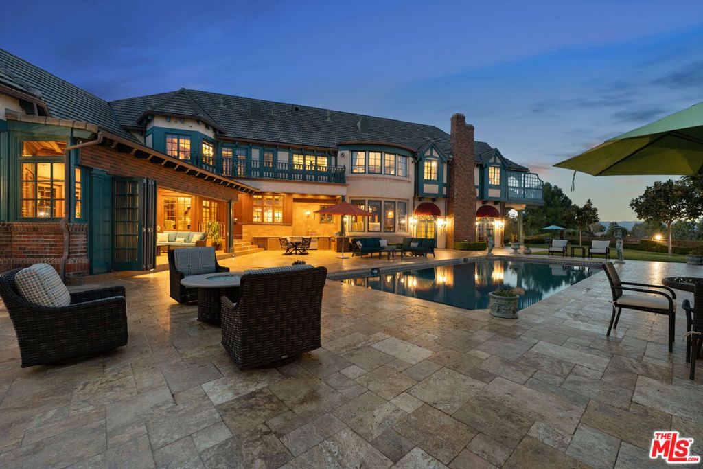 Image 6 of property listing at 19000 Dorlon Drive, Tarzana, CA 91356