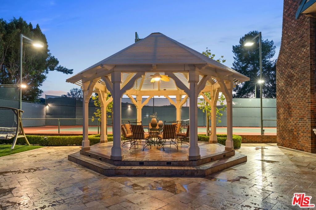 Image 7 of property listing at 19000 Dorlon Drive, Tarzana, CA 91356