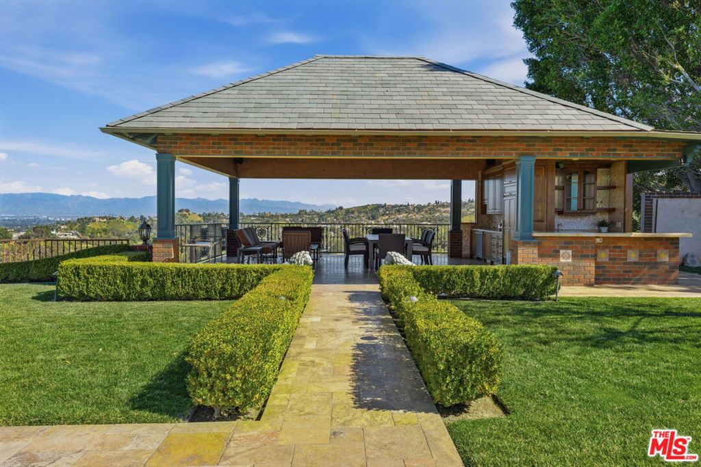 Image 8 of property listing at 19000 Dorlon Drive, Tarzana, CA 91356