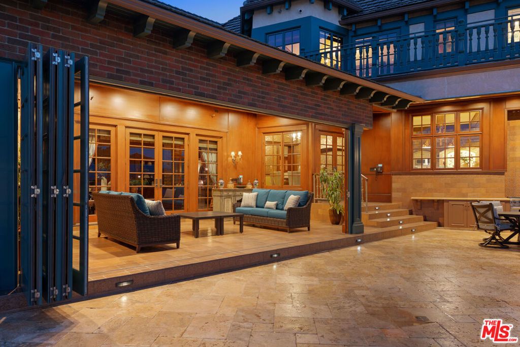 Image 9 of property listing at 19000 Dorlon Drive, Tarzana, CA 91356