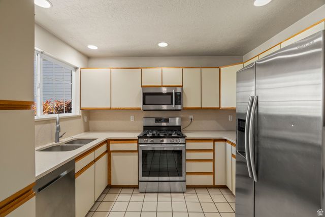 83 W 200 N, Centerville, UT 84014