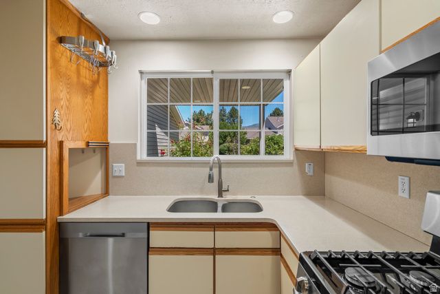 83 W 200 N, Centerville, UT 84014