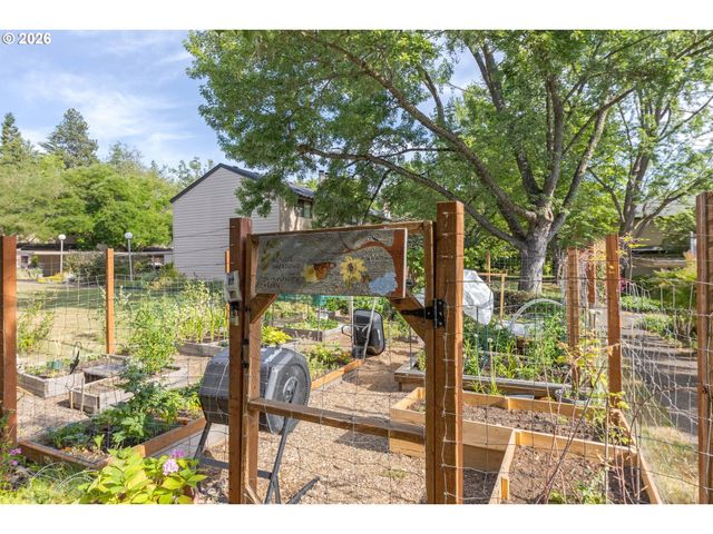 1522 FETTERS Loop, Eugene, OR 97402