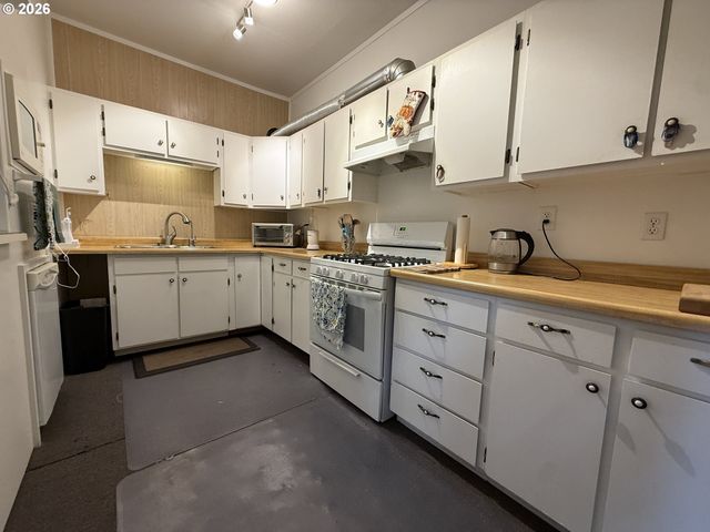 231 WHARF St, Brookings, OR 97415