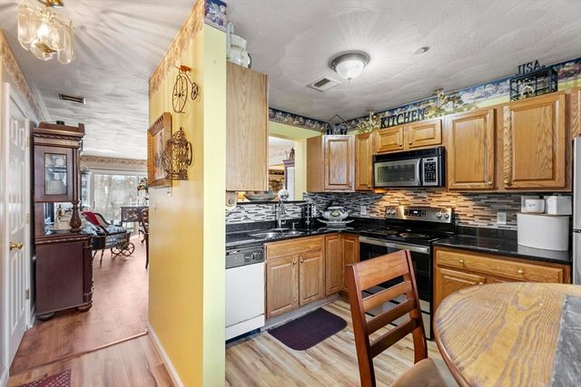 330 Sunderland Rd 80, Worcester, MA 01604