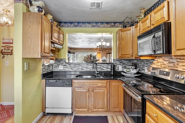 330 Sunderland Rd 80, Worcester, MA 01604