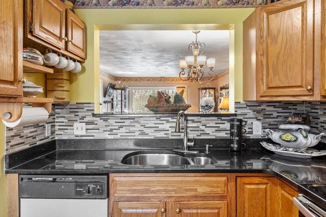 330 Sunderland Rd 80, Worcester, MA 01604