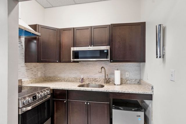 330 Sunderland Rd 80, Worcester, MA 01604