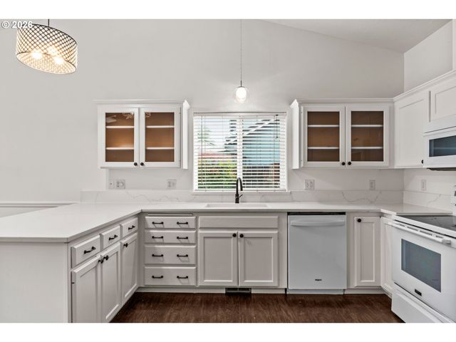432 TAZ Ln, Eugene, OR 97404