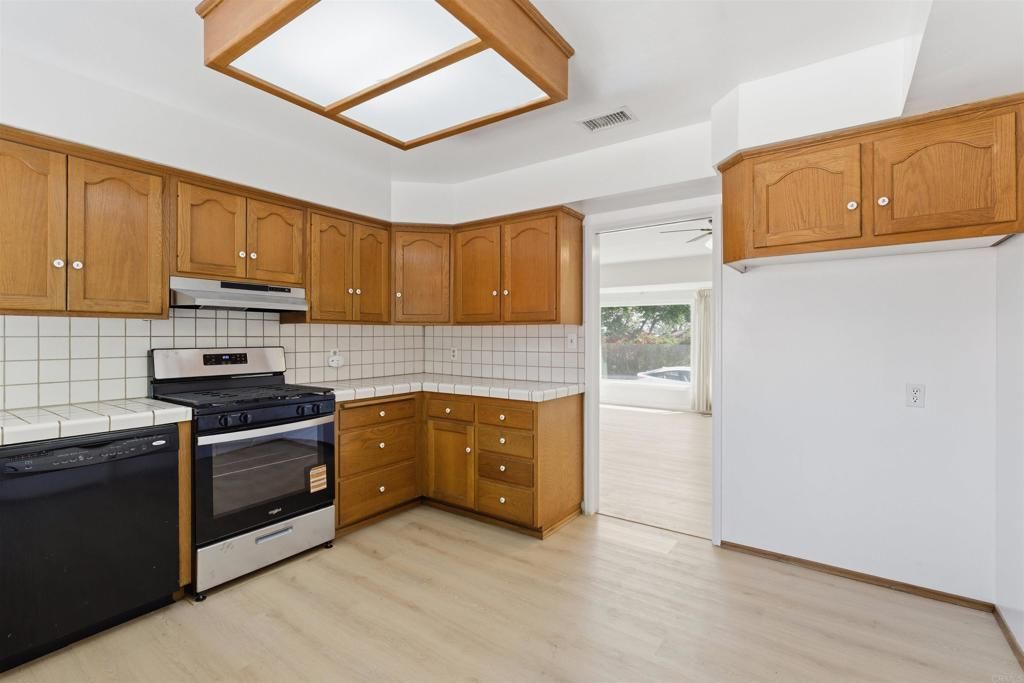 Image 11 of property listing at 6415 Zena Dr, San Diego, CA 92115