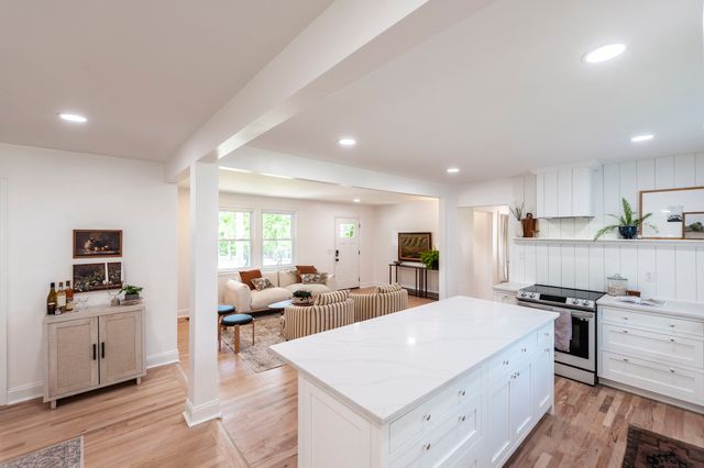 921 Lemont Ct, Nashville, TN 37216