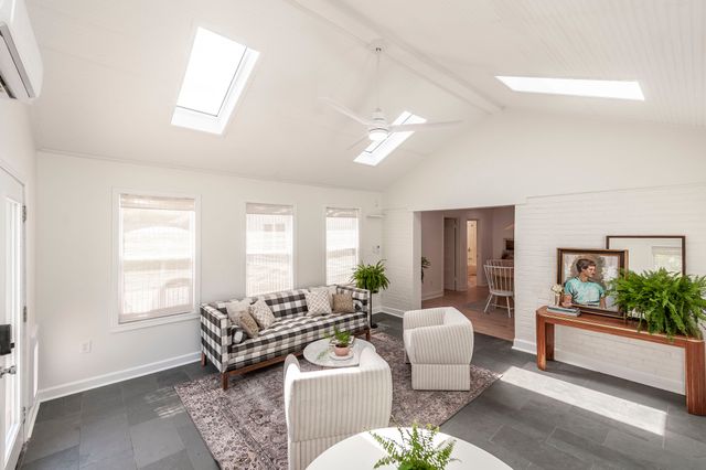 921 Lemont Ct, Nashville, TN 37216