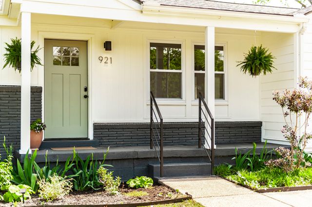 921 Lemont Ct, Nashville, TN 37216