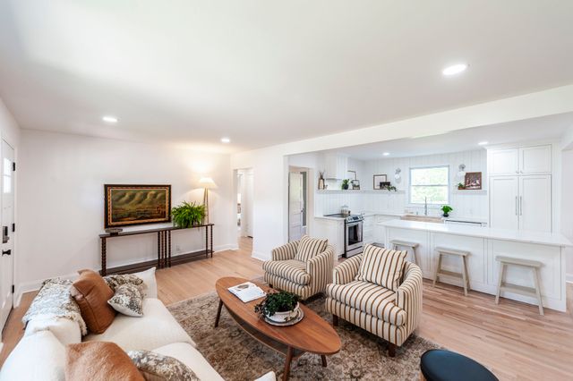 921 Lemont Ct, Nashville, TN 37216