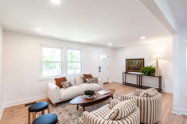 921 Lemont Ct, Nashville, TN 37216