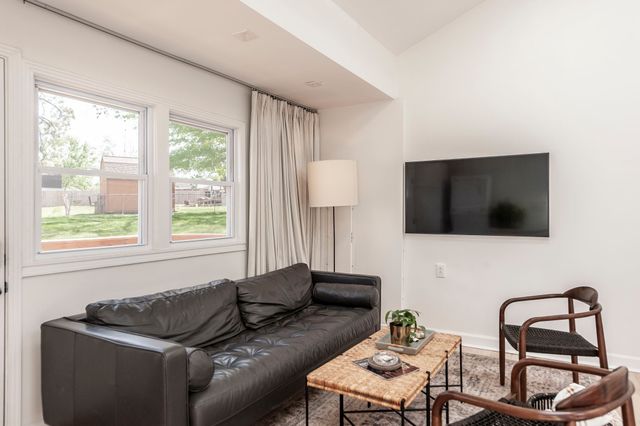 921 Lemont Ct, Nashville, TN 37216