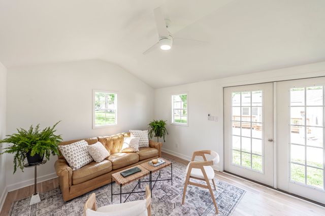 921 Lemont Ct, Nashville, TN 37216