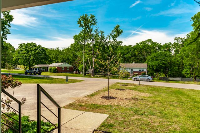921 Lemont Ct, Nashville, TN 37216