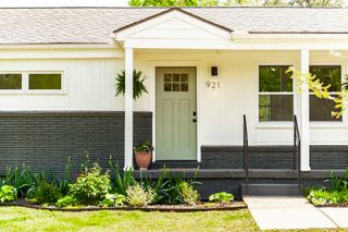 921 Lemont Ct, Nashville, TN 37216