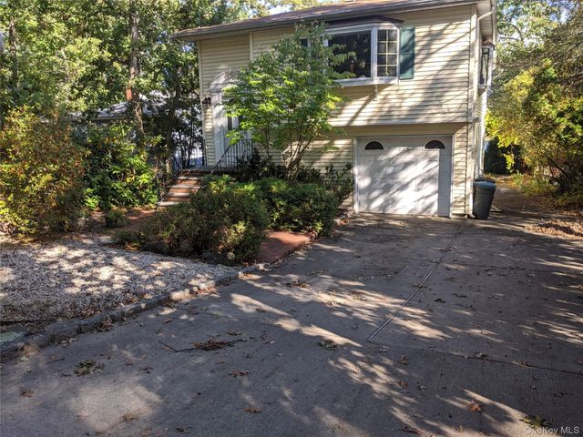 215 Lakeside Trail, Ridge, NY 11961