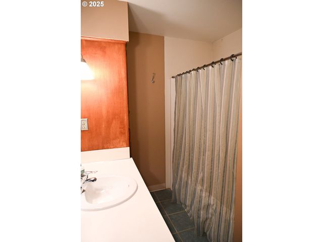 75938 SPRING HOLLOW Rd, Adams, OR 97810