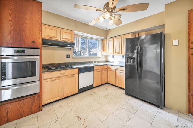 46 Sunburst Drive, Deer Park, NY 11729