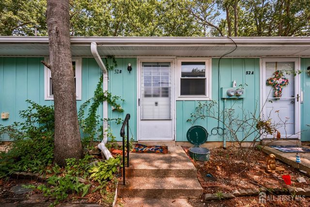 52 cambridge Court B, Lakewood, NJ 08701