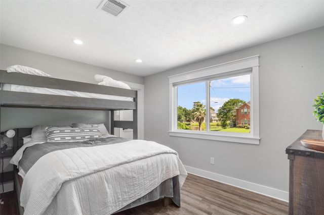 719 Fairfield Street, Shoreacres, TX 77571