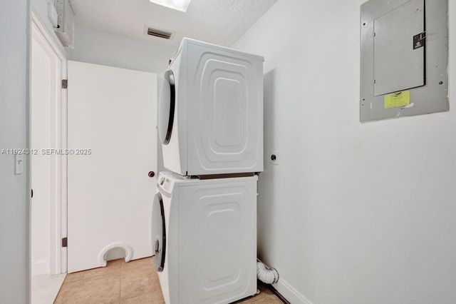 9 S Lakeshore Dr, Hypoluxo, FL 33462