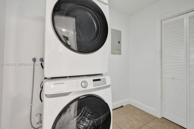 9 S Lakeshore Dr, Hypoluxo, FL 33462