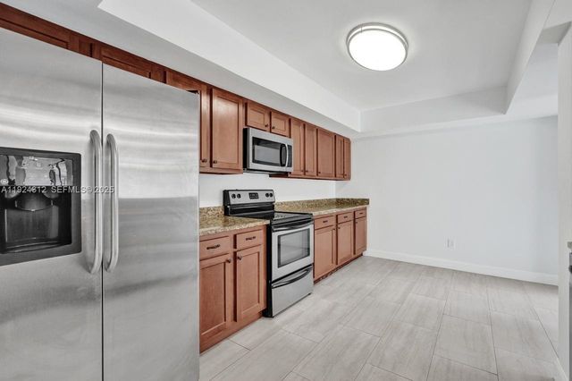 9 S Lakeshore Dr, Hypoluxo, FL 33462