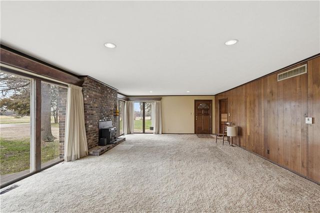 1074 S 240th Street, Pittsburg, KS 66762