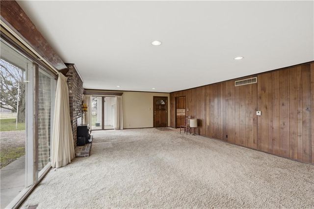 1074 S 240th Street, Pittsburg, KS 66762