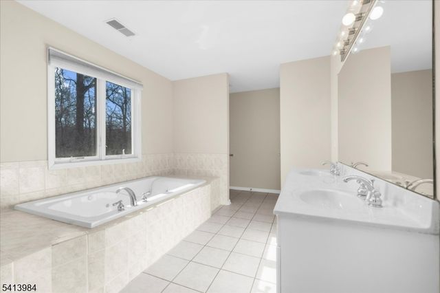 205 Hogan Ct, Bethlehem Twp., NJ 08802