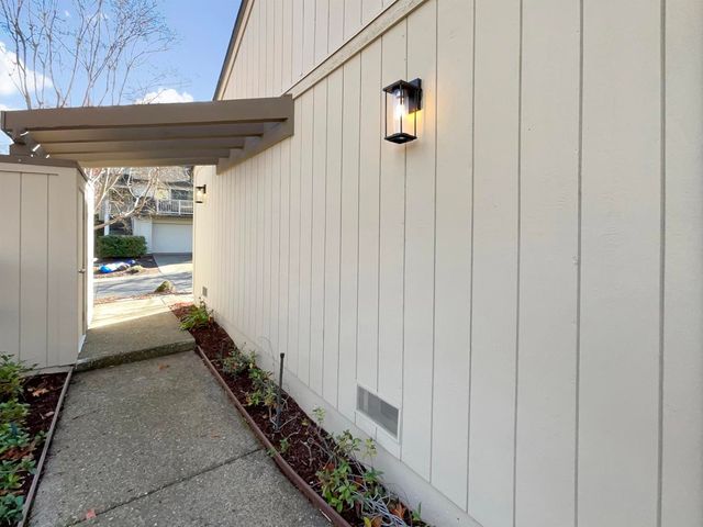 1861 Lamplight Ct, Walnut Creek, CA 94597