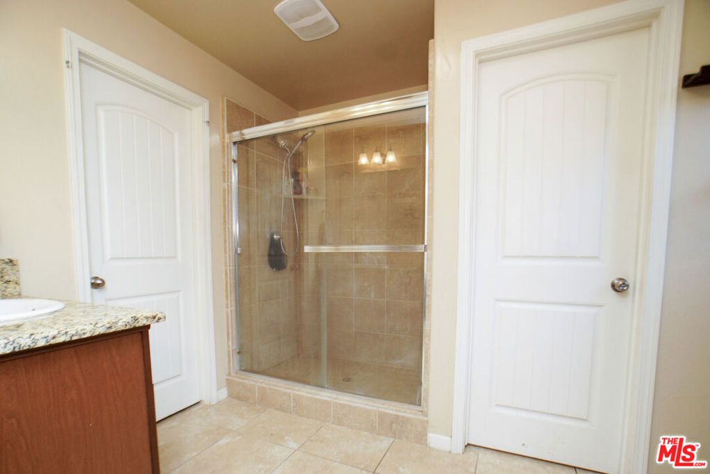 Image 12 of property listing at 6014 Samuelson Street, Bakersfield, CA 93313