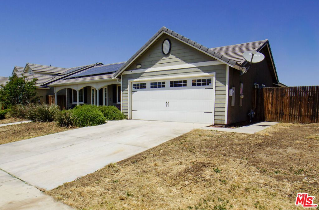 Image 3 of property listing at 6014 Samuelson Street, Bakersfield, CA 93313