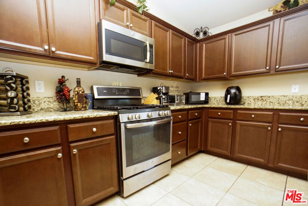 Image 4 of property listing at 6014 Samuelson Street, Bakersfield, CA 93313
