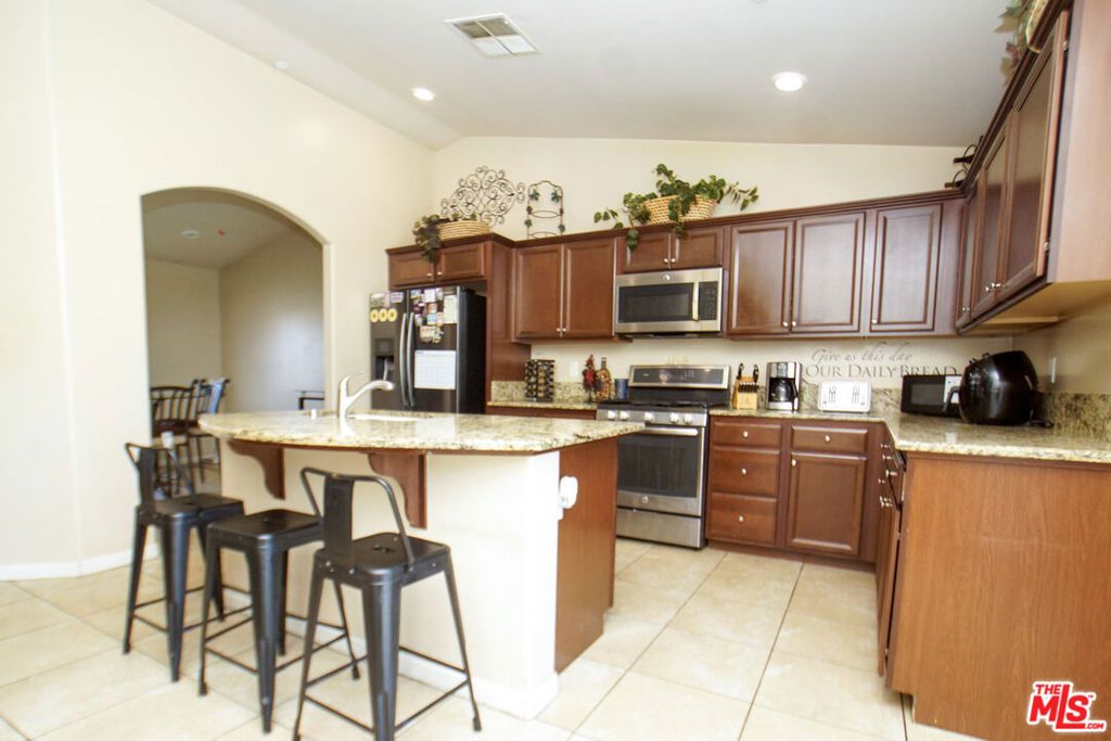 Image 5 of property listing at 6014 Samuelson Street, Bakersfield, CA 93313