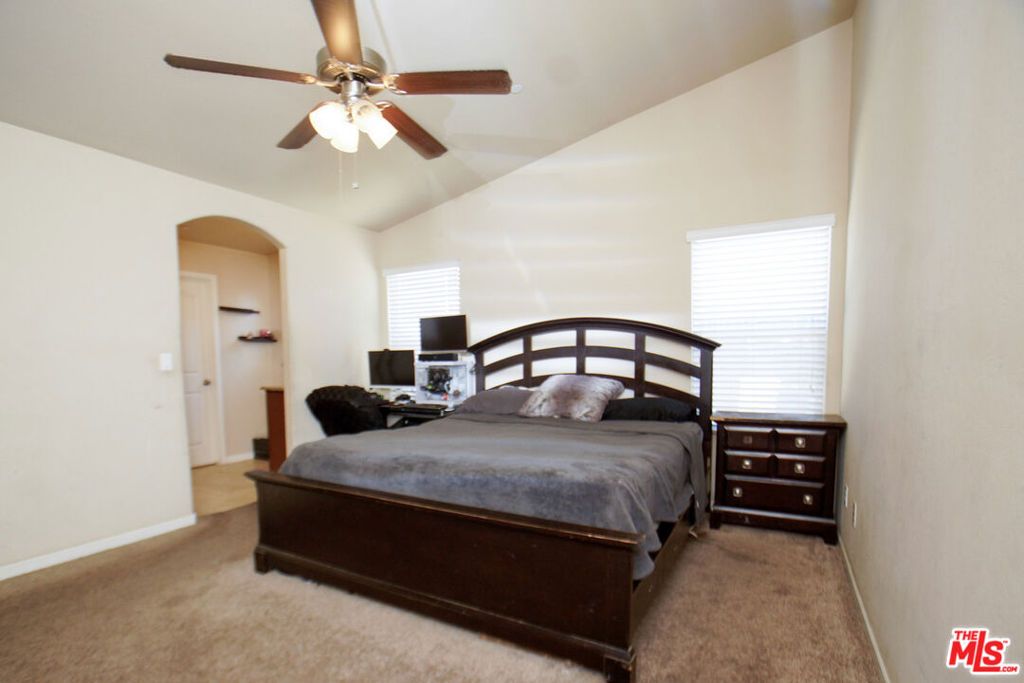 Image 7 of property listing at 6014 Samuelson Street, Bakersfield, CA 93313