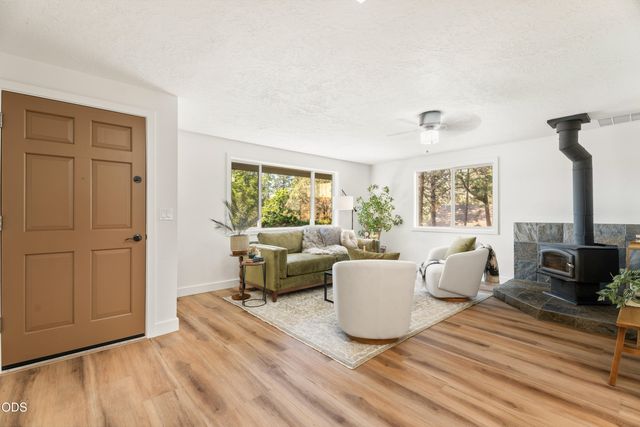 1940 SW Forest Ridge Avenue, Bend, OR 97702