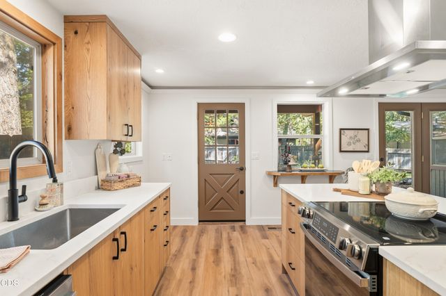 1940 SW Forest Ridge Avenue, Bend, OR 97702
