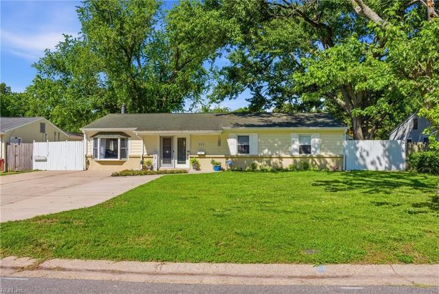 925 Lamplight LN, Virginia Beach, VA 23452