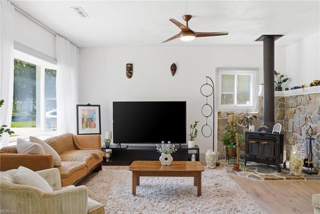 925 Lamplight LN, Virginia Beach, VA 23452