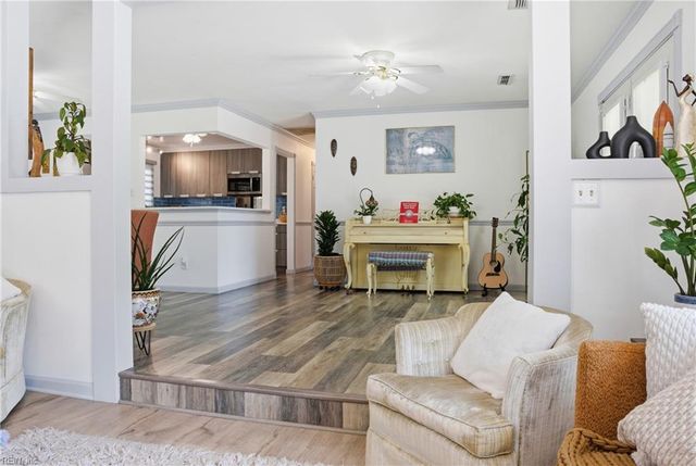 925 Lamplight LN, Virginia Beach, VA 23452