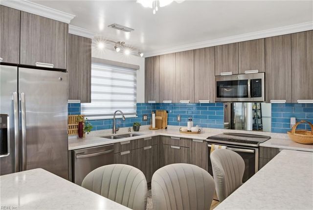 925 Lamplight LN, Virginia Beach, VA 23452