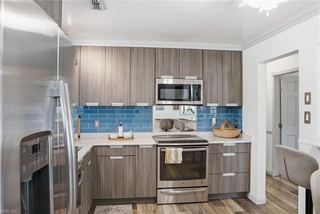 925 Lamplight LN, Virginia Beach, VA 23452