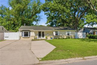 925 Lamplight LN, Virginia Beach, VA 23452